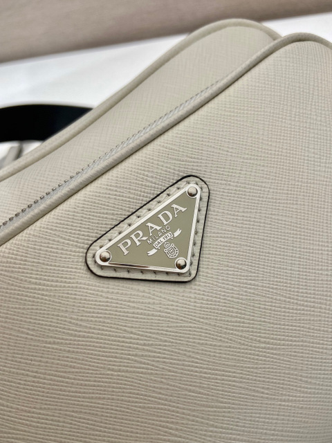 Prada 单肩包 尺寸：20*13.5*7cm