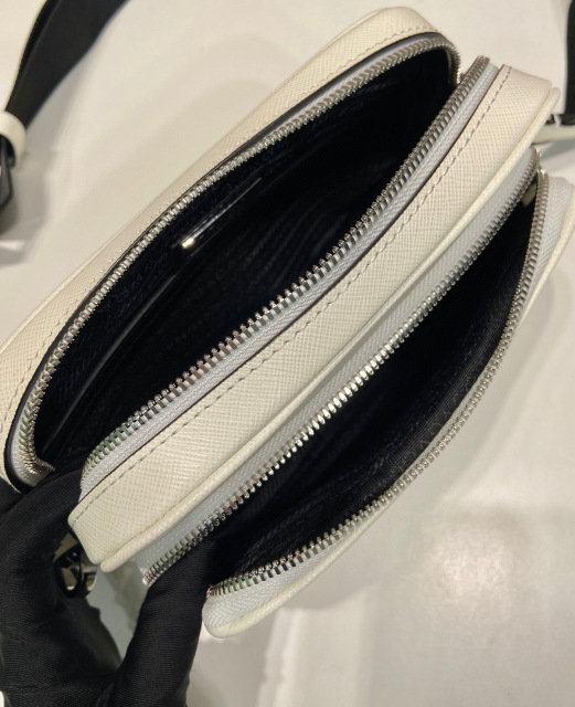 Prada 单肩包 尺寸：20*13.5*7cm