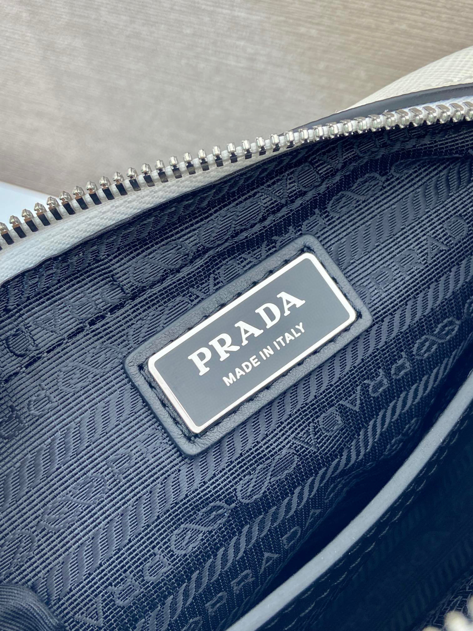 Prada 单肩包 尺寸：20*13.5*7cm