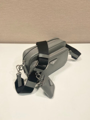 Prada 单肩包 尺寸：20*13.5*7cm