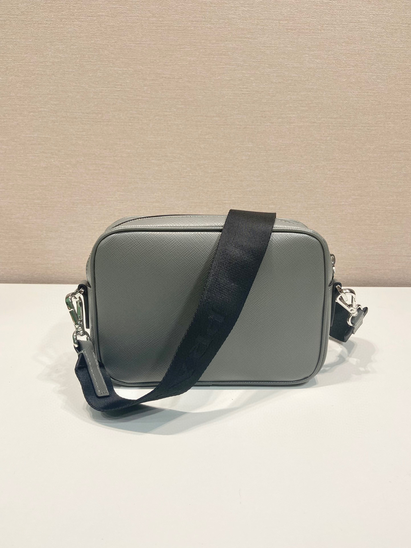 Prada 单肩包 尺寸：20*13.5*7cm