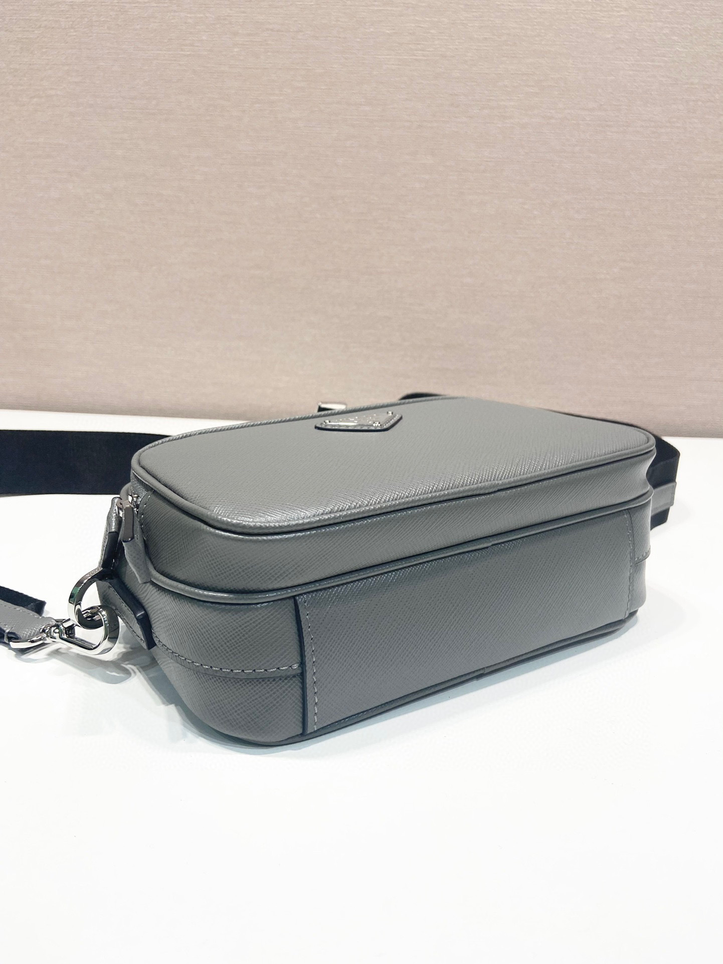 Prada 单肩包 尺寸：20*13.5*7cm
