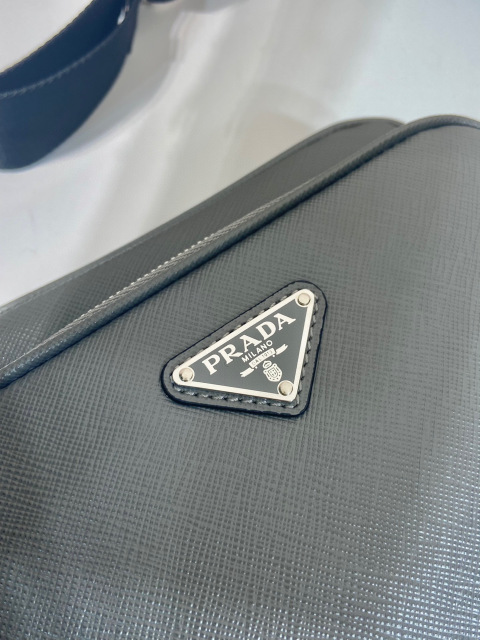 Prada 单肩包 尺寸：20*13.5*7cm
