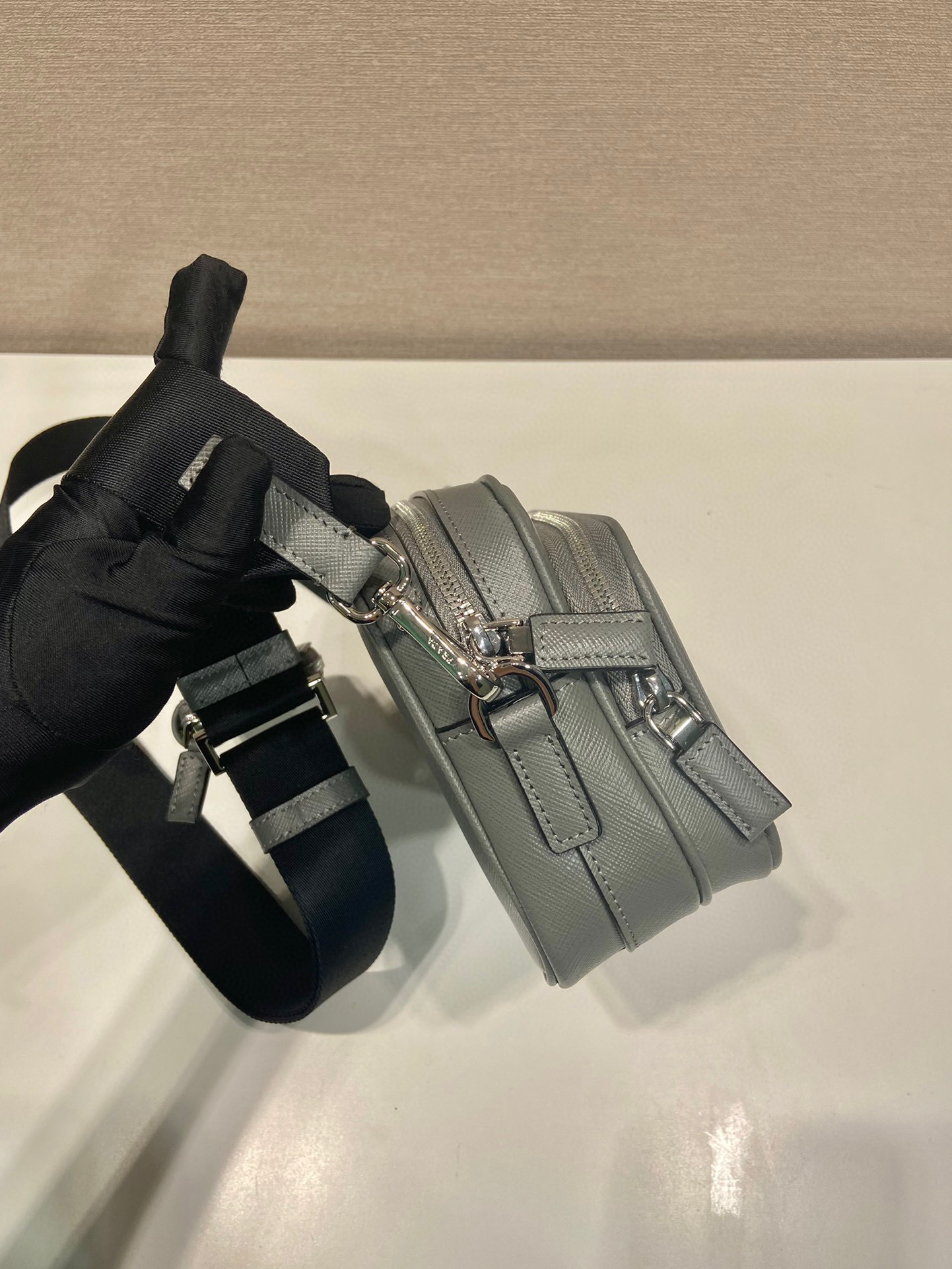 Prada 单肩包 尺寸：20*13.5*7cm