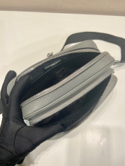 Prada 单肩包 尺寸：20*13.5*7cm