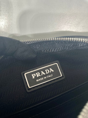 Prada 单肩包 尺寸：20*13.5*7cm