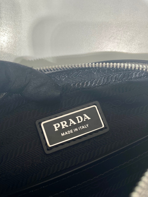 Prada 单肩包 尺寸：20*13.5*7cm
