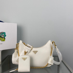 Prada 腋下包 尺寸：22*18*6.5cm