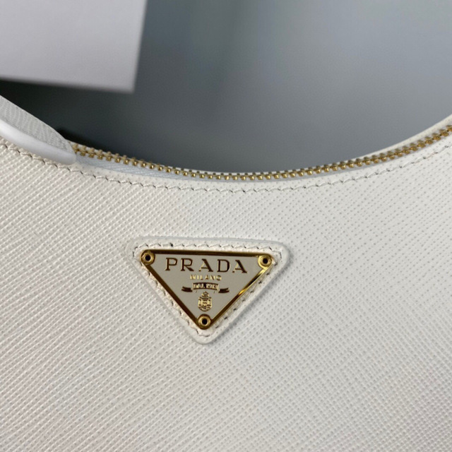 Prada 腋下包 尺寸：22*18*6.5cm