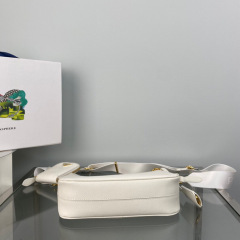 Prada 腋下包 尺寸：22*18*6.5cm