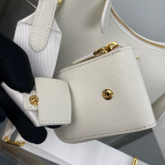 Prada 腋下包 尺寸：22*18*6.5cm
