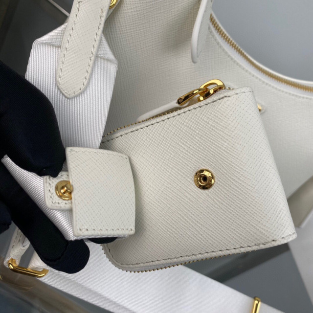 Prada 腋下包 尺寸：22*18*6.5cm