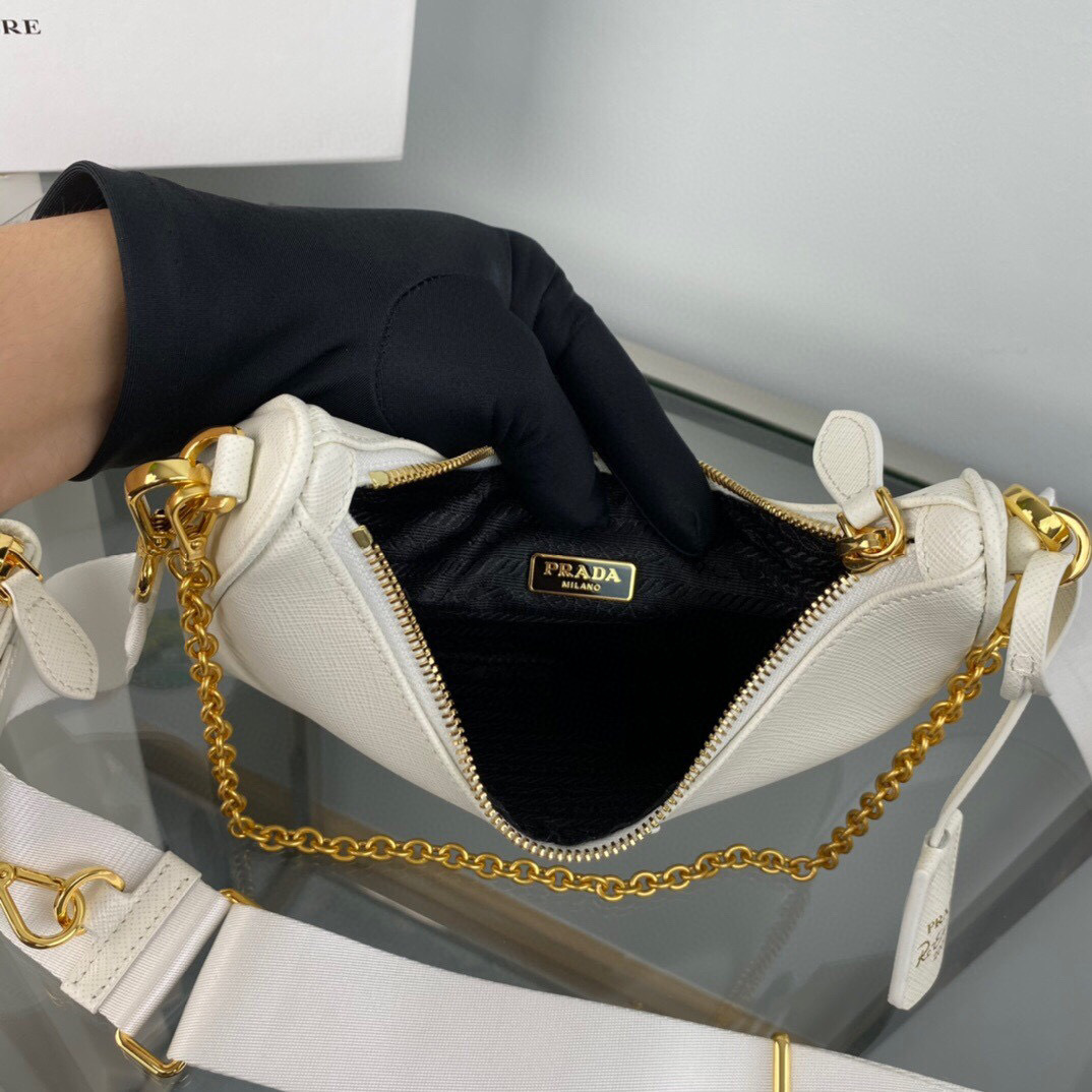 Prada 腋下包 尺寸：22*18*6.5cm