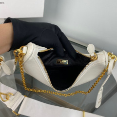Prada 腋下包 尺寸：22*18*6.5cm