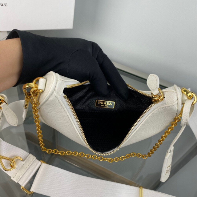 Prada 腋下包 尺寸：22*18*6.5cm