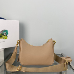 Prada 腋下包 尺寸：22*18*6.5cm