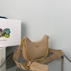 Prada 腋下包 尺寸：22*18*6.5cm