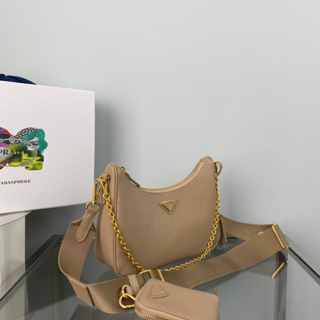 Prada 腋下包 尺寸：22*18*6.5cm