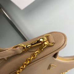 Prada 腋下包 尺寸：22*18*6.5cm