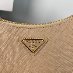 Prada 腋下包 尺寸：22*18*6.5cm