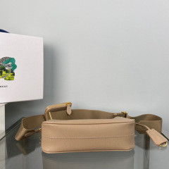 Prada 腋下包 尺寸：22*18*6.5cm