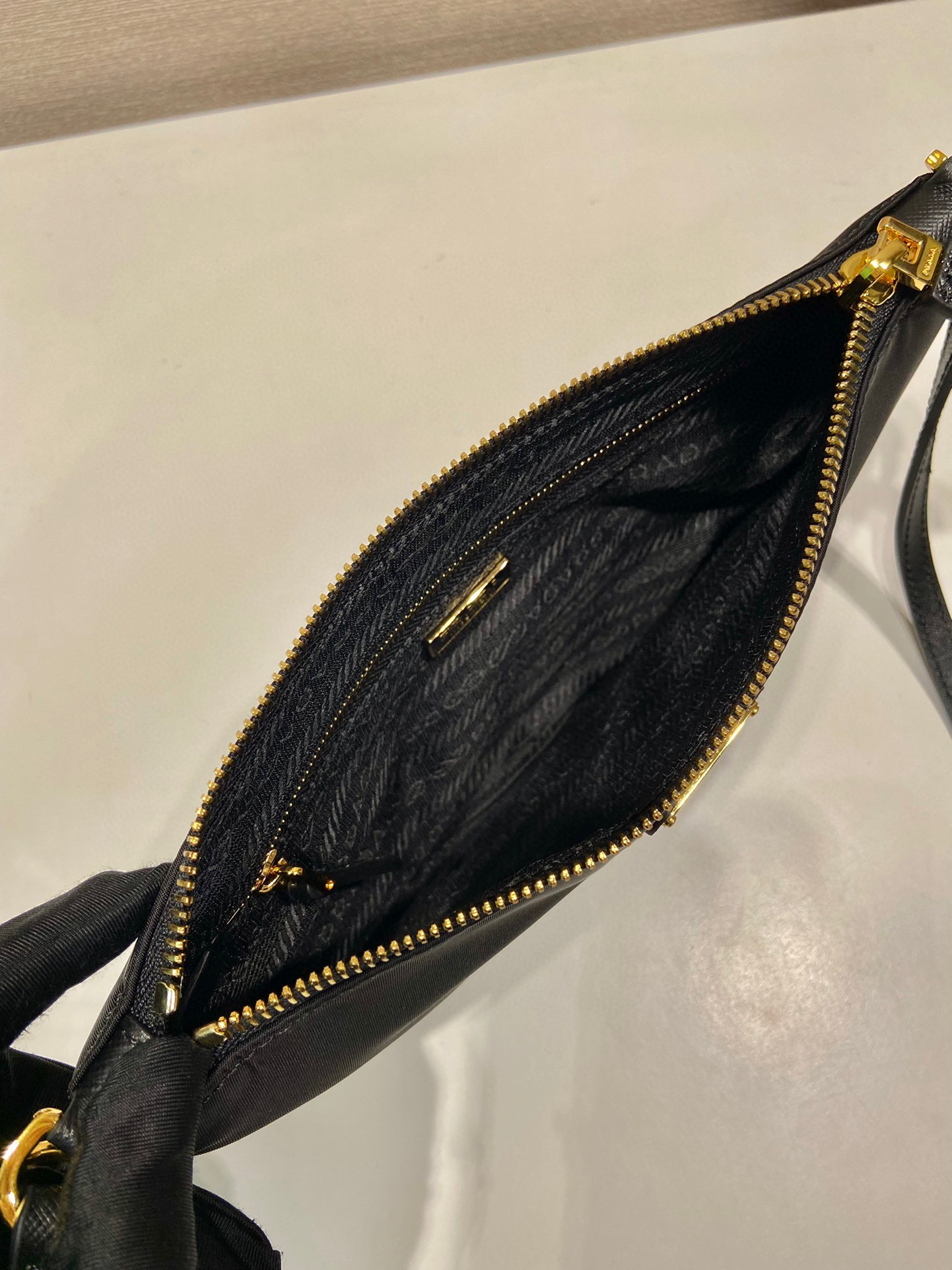 Prada  Underarm bag Size：24*14*3cm