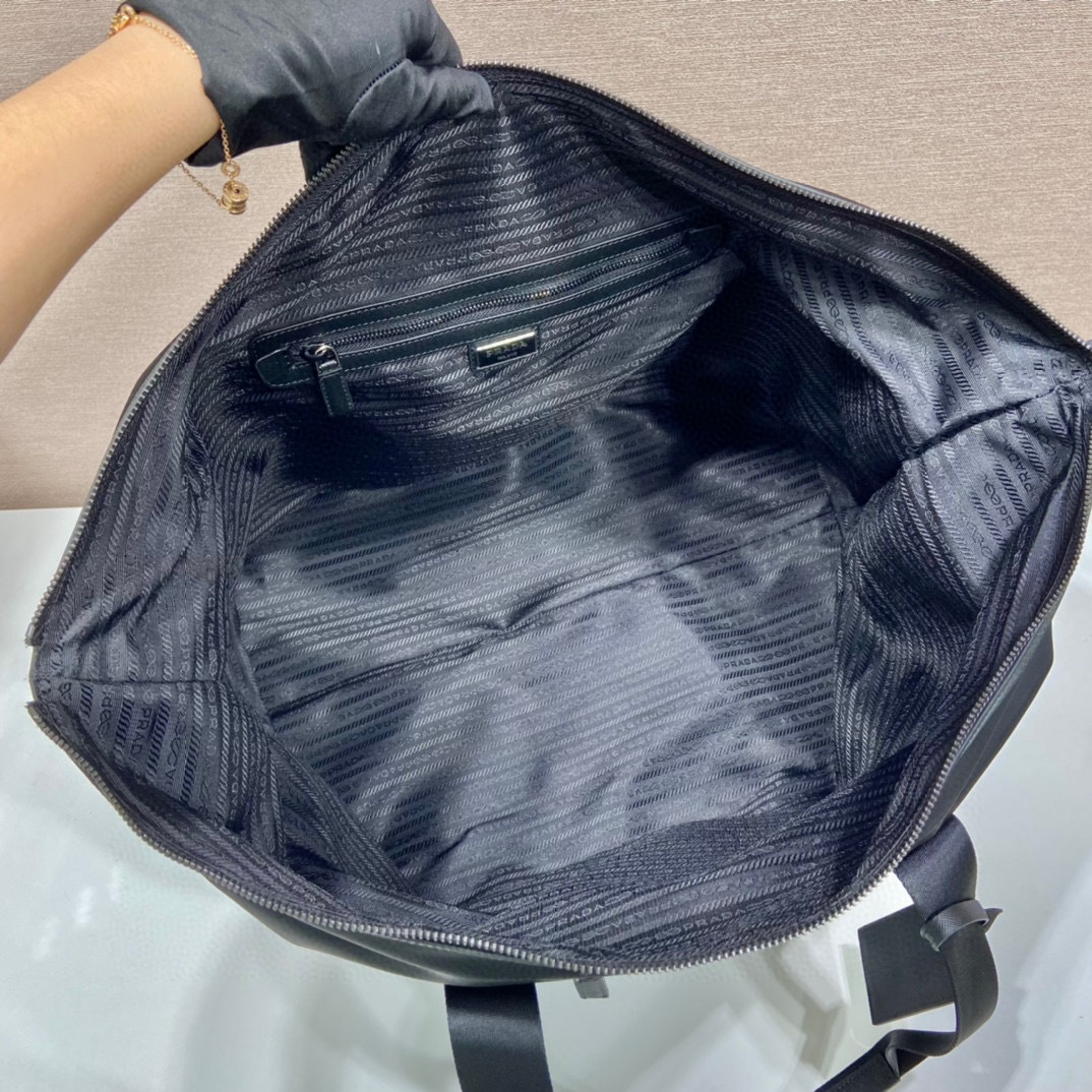 Prada 旅行包 尺寸：44.5*40*24cm
