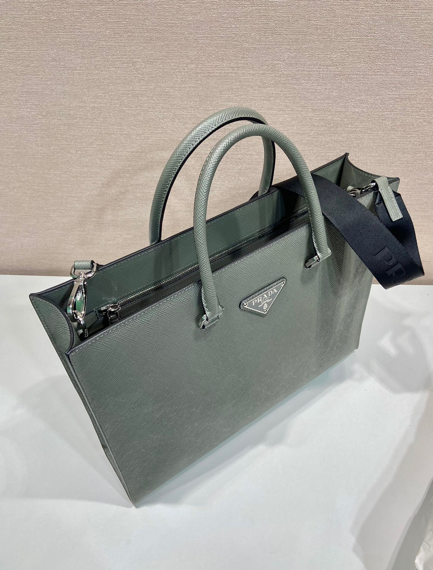 Prada 公文包 尺寸：40*30*9cm