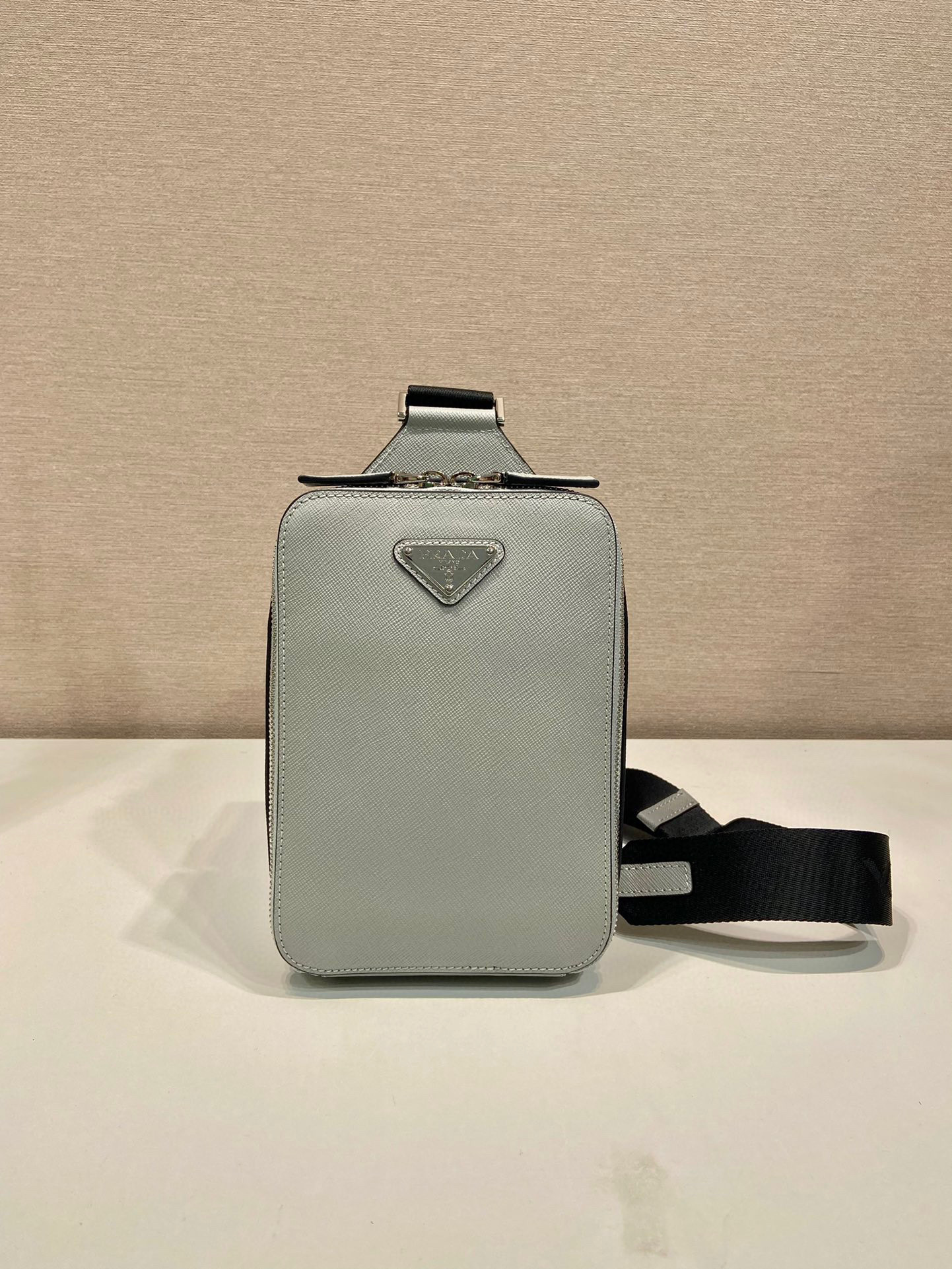 Prada 胸包 尺寸：14*20*5cm
