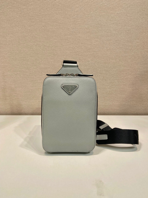 Prada 胸包 尺寸：14*20*5cm
