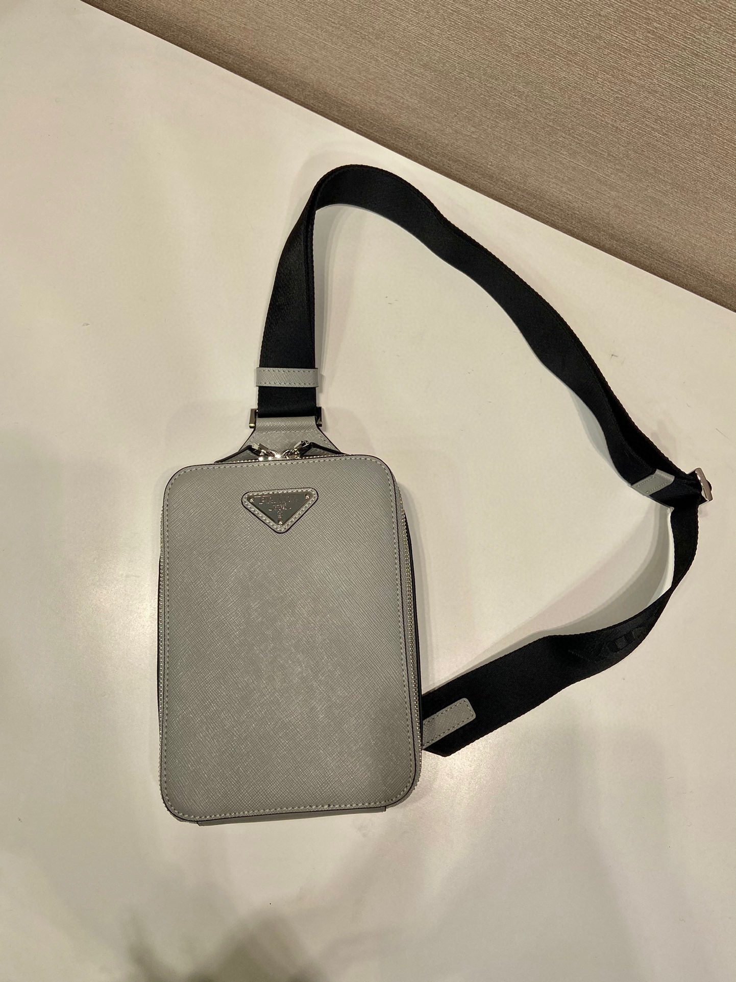 Prada 胸包 尺寸：14*20*5cm