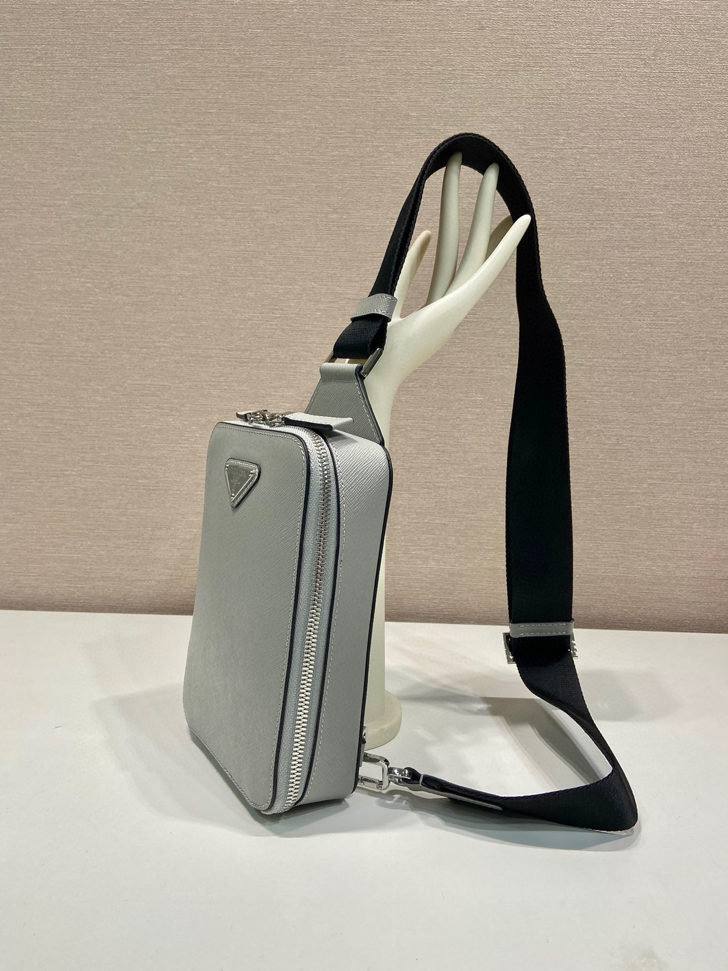 Prada 胸包 尺寸：14*20*5cm