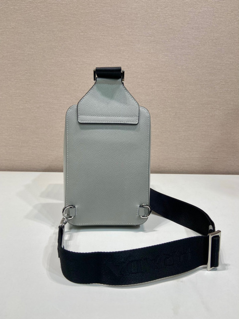 Prada 胸包 尺寸：14*20*5cm