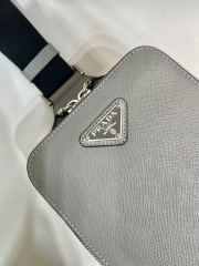 Prada 胸包 尺寸：14*20*5cm