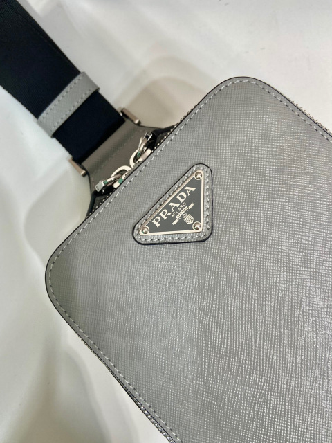 Prada 胸包 尺寸：14*20*5cm