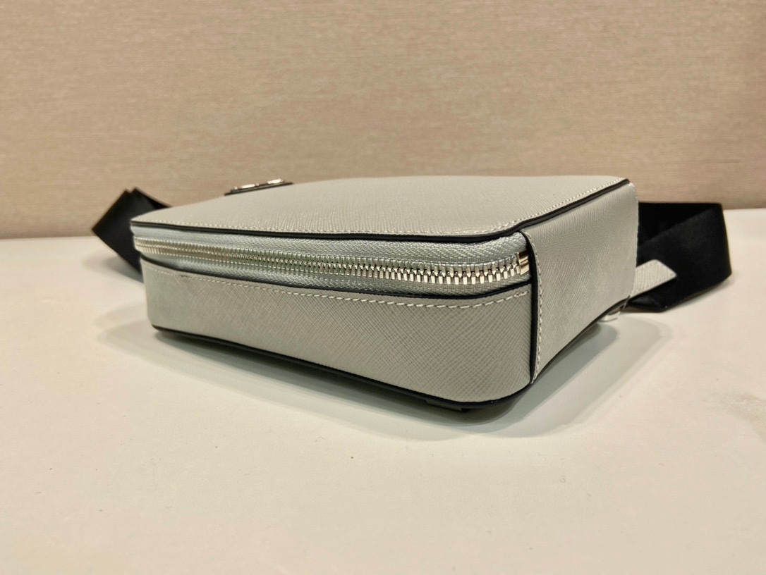 Prada 胸包 尺寸：14*20*5cm