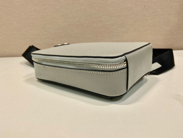 Prada 胸包 尺寸：14*20*5cm
