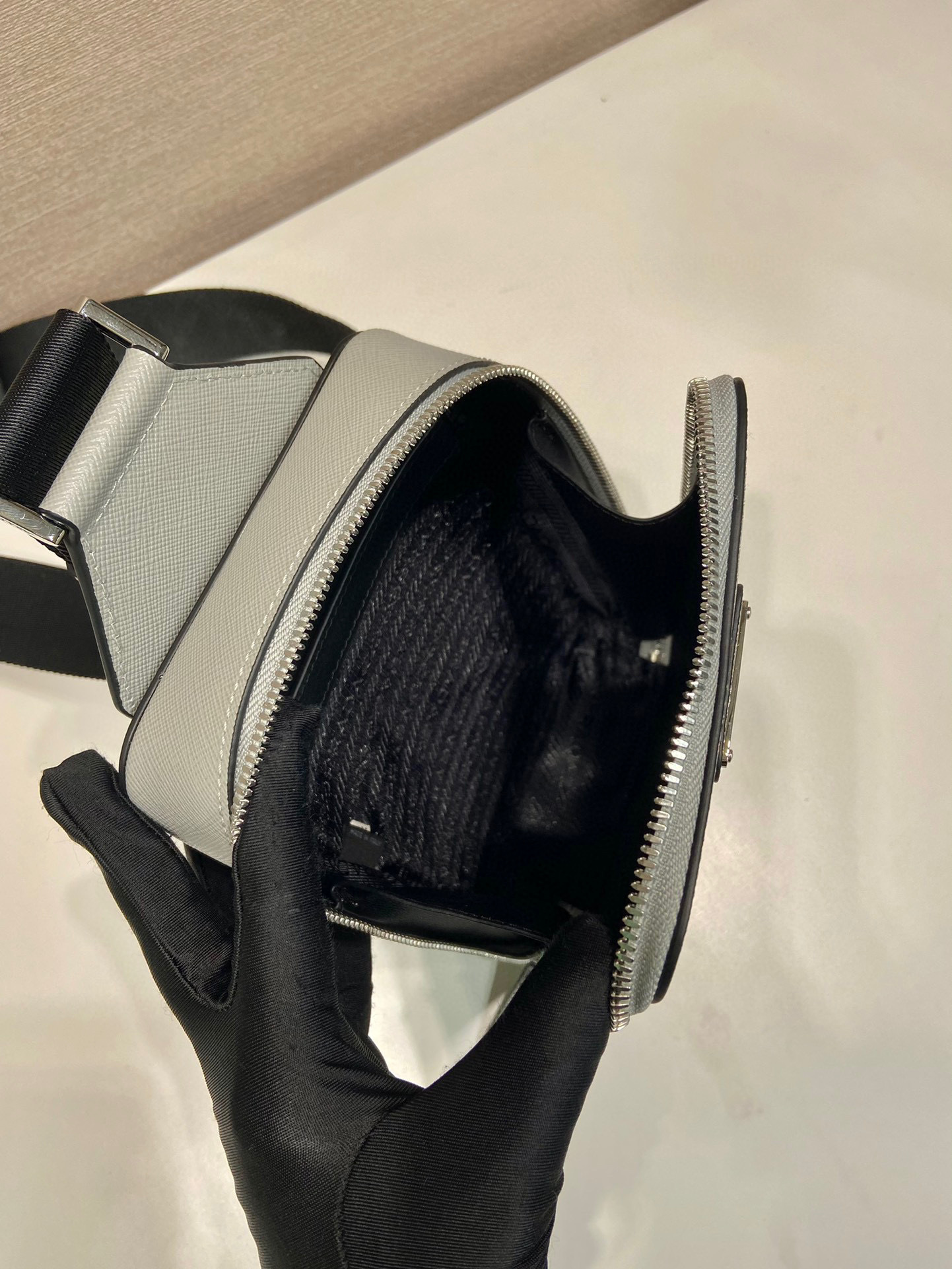 Prada 胸包 尺寸：14*20*5cm