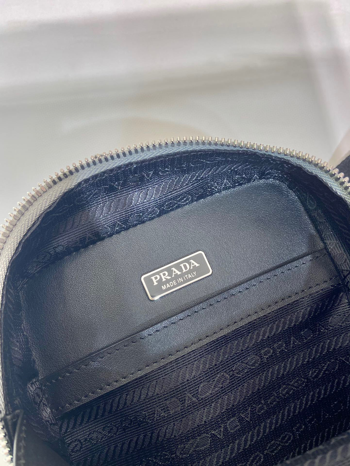 Prada 胸包 尺寸：14*20*5cm