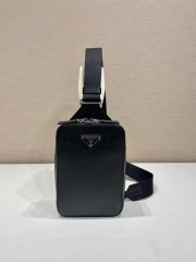 Prada 胸包 尺寸：14*20*5cm