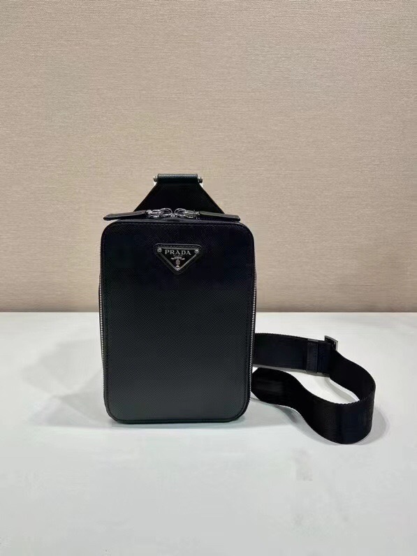 Prada 胸包 尺寸：14*20*5cm