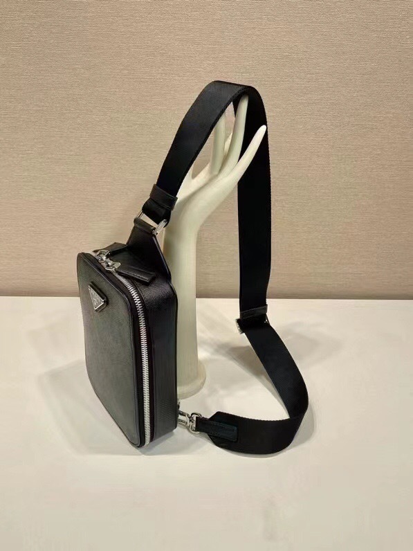 Prada 胸包 尺寸：14*20*5cm