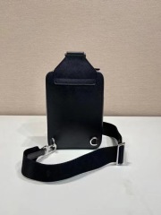 Prada 胸包 尺寸：14*20*5cm