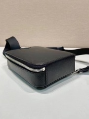 Prada 胸包 尺寸：14*20*5cm