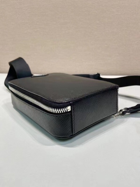 Prada 胸包 尺寸：14*20*5cm