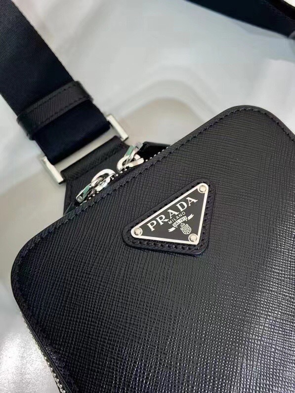 Prada 胸包 尺寸：14*20*5cm