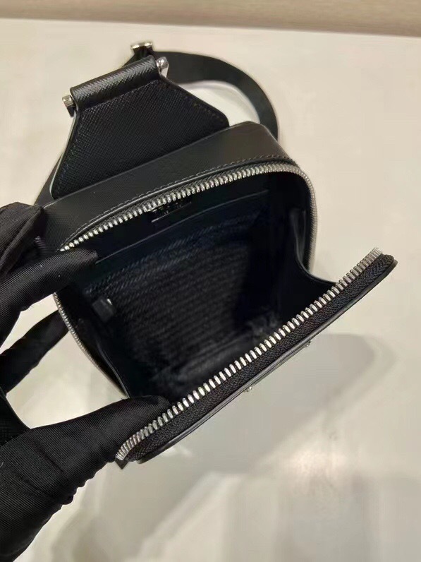 Prada 胸包 尺寸：14*20*5cm