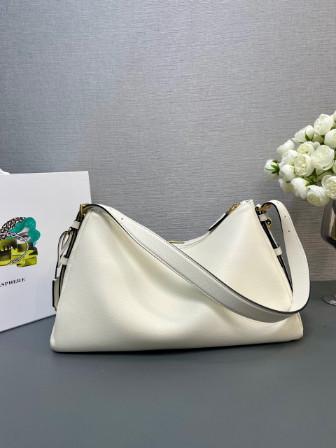 Prada 单肩包 尺寸：39*24*11.5cm