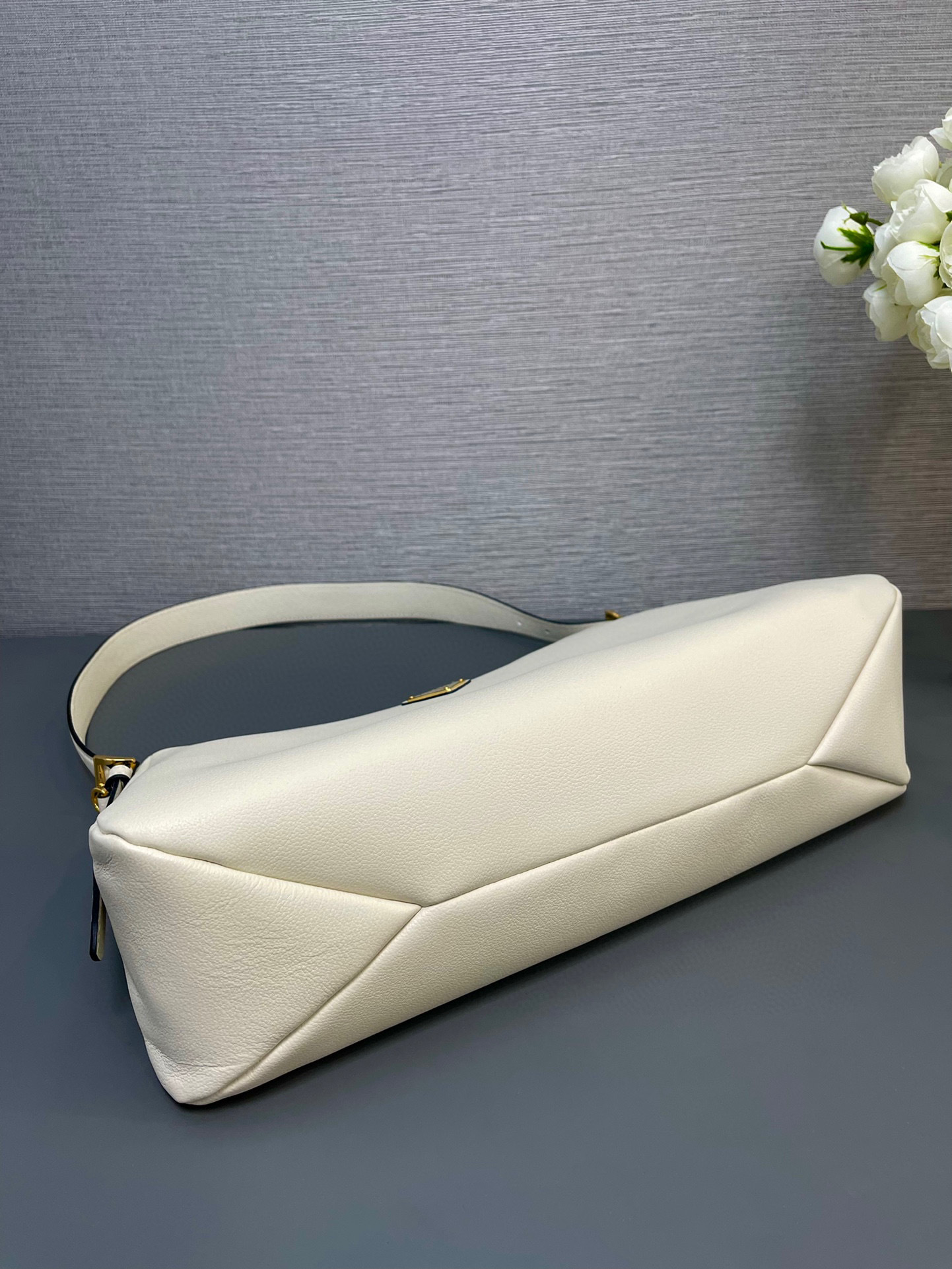 Prada 单肩包 尺寸：39*24*11.5cm