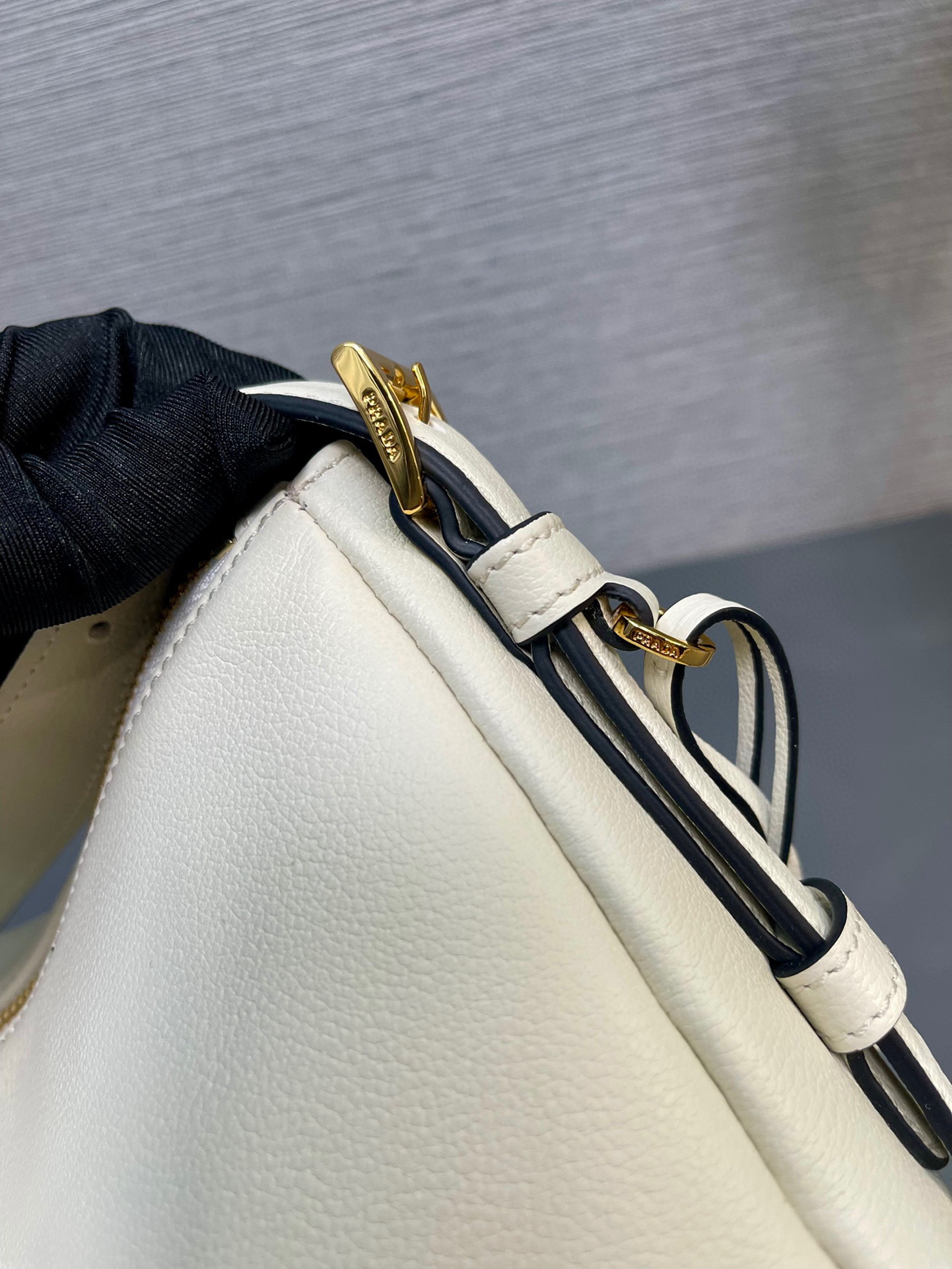 Prada 单肩包 尺寸：39*24*11.5cm
